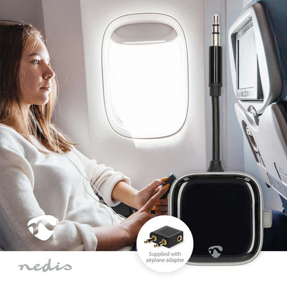 Nedis 3,5 mm Bluetooth-sender med flyadapter tæt på, Nedis logo synligt, kvinde med hovedtelefoner i flybaggrund.