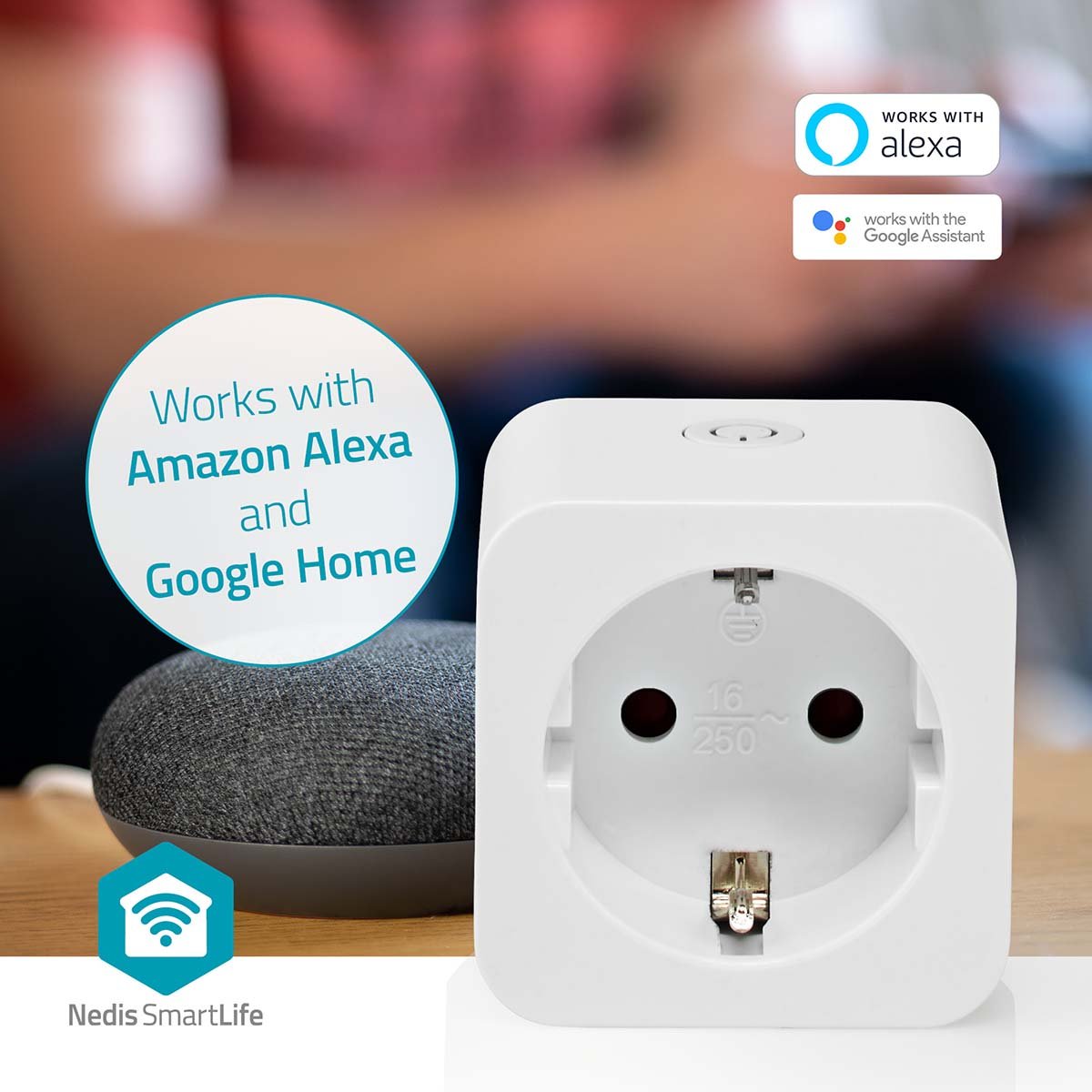 SmartLife smart plug 3-pak ved siden af Google Home, med Alexa og Google Assistant logoer, virker med SmartLife app.