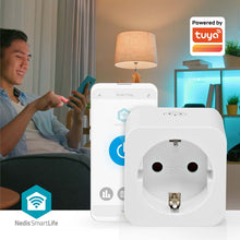 Nedis SmartLife Smart Plug 3-pak foran smartphone med SmartLife app energimonitorering og Powered by Tuya logo.
