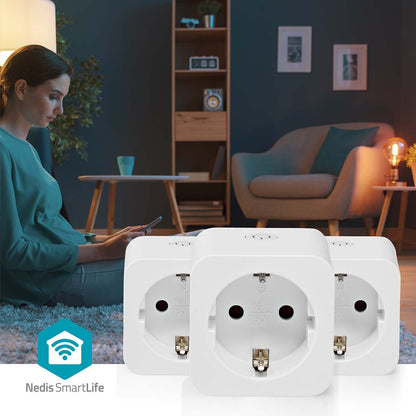 Nedis SmartLife Smart Plug 3-pak, hvide stik synlige foran tablet, Nedis logo og SmartLife app-integration.