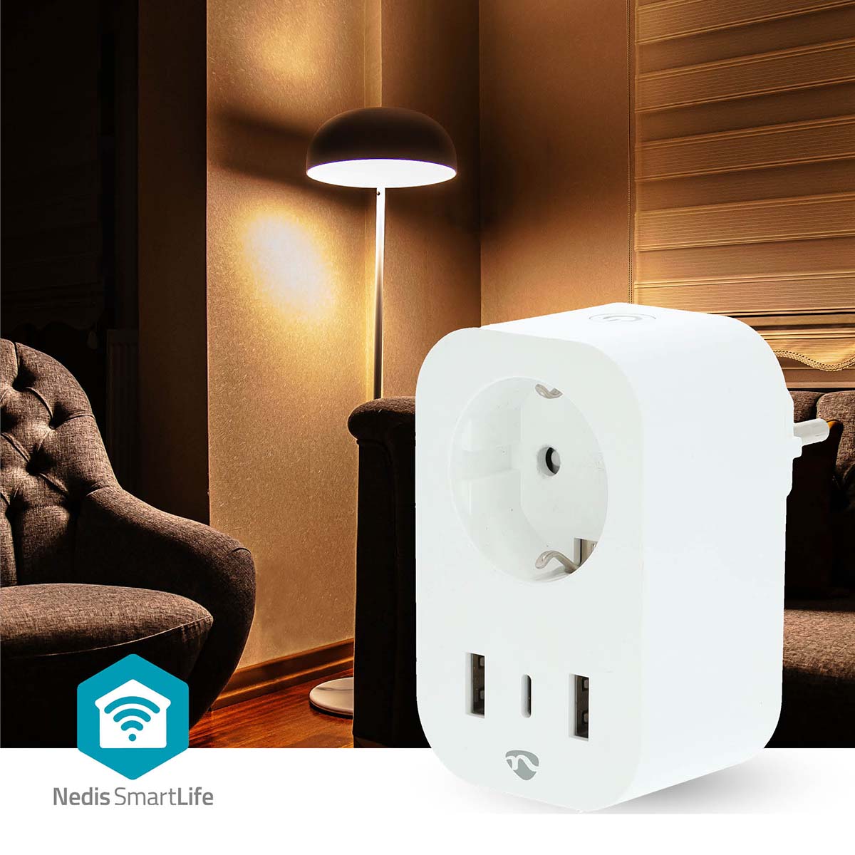 Nedis SmartLife smart plug med USB, to USB-porte synlige, SmartLife-logo, stikkontakt-opsætning i stuebaggrund.