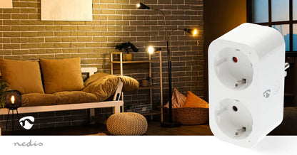 Nedis SmartLife Smart Plug dobbel stikkontakt adapter hvid med Nedis logo nederst til venstre i stuemiljø.