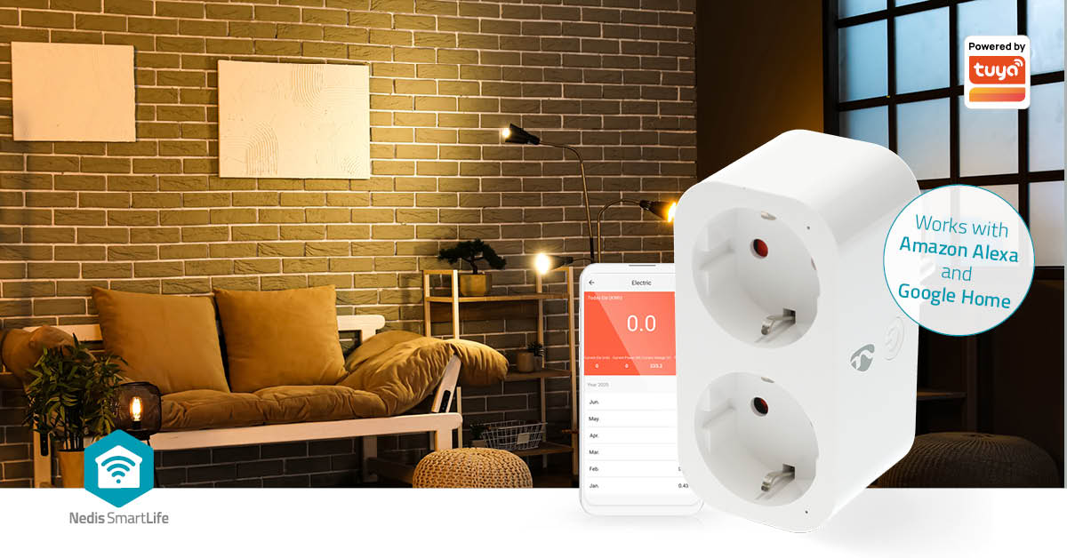 Nedis SmartLife smart plug med energiovervågning, ses ved siden af smartphone-app og Powered by Tuya-logo.