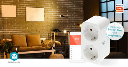 Nedis SmartLife smart plug med energiovervågning, ses ved siden af smartphone-app og Powered by Tuya-logo.