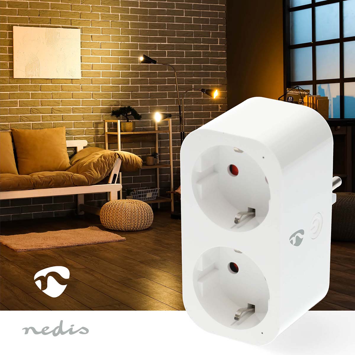 Nedis SmartLife Smart Plug i hvid foran en stue, sofa og lampe ses sløret baggrund, Nedis-logo synligt.