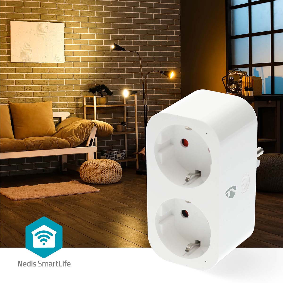 Nedis SmartLife smart plug med synligt Nedis SmartLife-logo, hvid, placeret foran sofa og belysning.