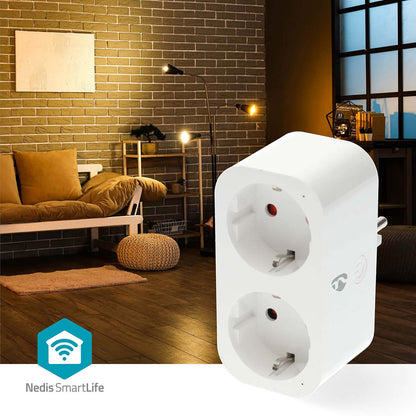 Nedis SmartLife smart plug med synligt Nedis SmartLife-logo, hvid, placeret foran sofa og belysning.