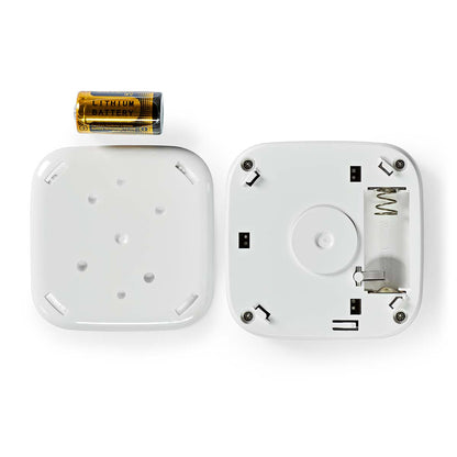 Nedis SmartLife Wi-Fi røgalarm, firkantet hvid, åben med synlig AA batterirum og gul AA lithiumbatteri ovenover.
