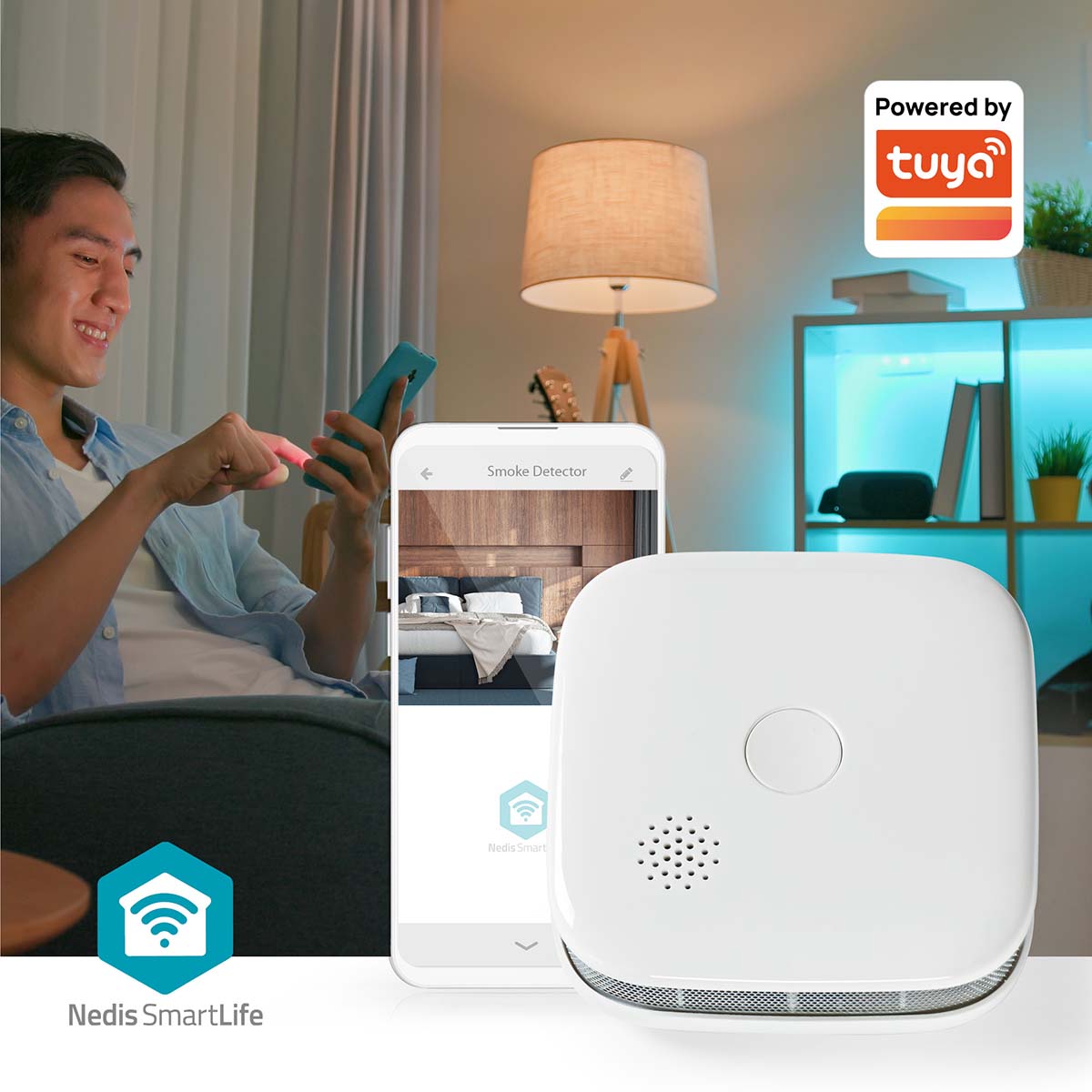 Nedis SmartLife Røgalarm med Powered by Tuya og Nedis SmartLife logo, app-skærm på smartphone vises.
