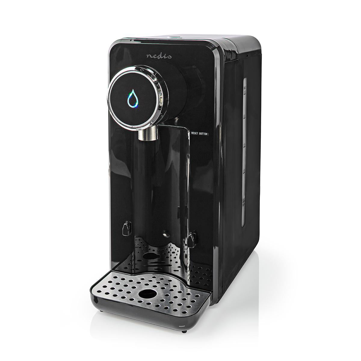 Nedis varmtvandsdispenser 2,5L sort med sølvhane, drypbakke og rund betjeningspanel med blåt vanddråbeikon.