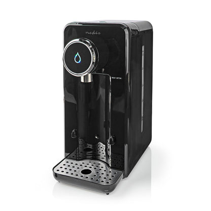 Nedis varmtvandsdispenser 2,5L sort med sølvhane, drypbakke og rund betjeningspanel med blåt vanddråbeikon.