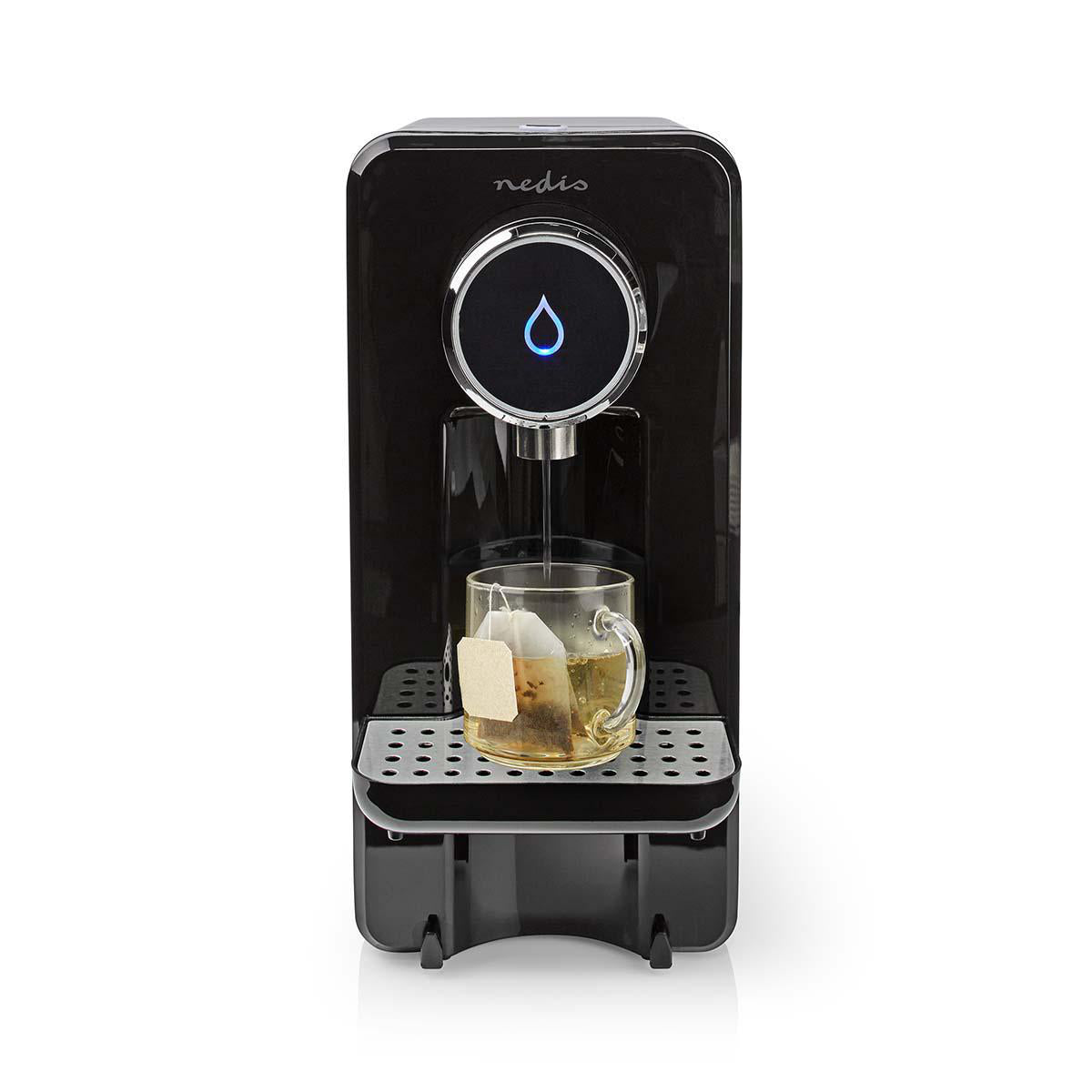 Nedis Varmt Vand Dispenser 2,5 L sort med digitalt blåt vanddråbeikon, klar glas kop med tepose på perforeret drypbakke.