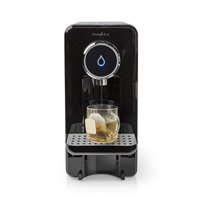 Nedis Varmt Vand Dispenser 2,5 L sort med digitalt blåt vanddråbeikon, klar glas kop med tepose på perforeret drypbakke.