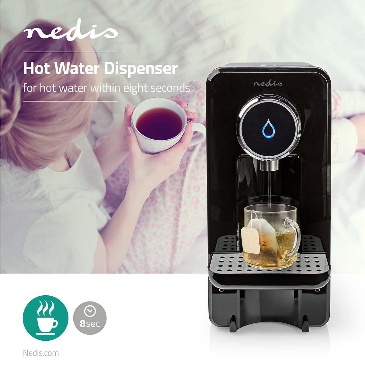 Nedis varmtvandsdispenser 2,5L sorterer hælder vand i tekop person med tæppe og krus i baggrunden tekst: Varmt vand på otte sekunder.
