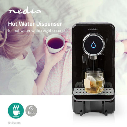 Nedis varmtvandsdispenser 2,5L sorterer hælder vand i tekop person med tæppe og krus i baggrunden tekst: Varmt vand på otte sekunder.