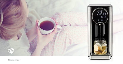 Nedis Varmt Vand Dispenser 2,7 L med touch display ses hælde varmt vand i glas med tepose, skærm viser temperatur.