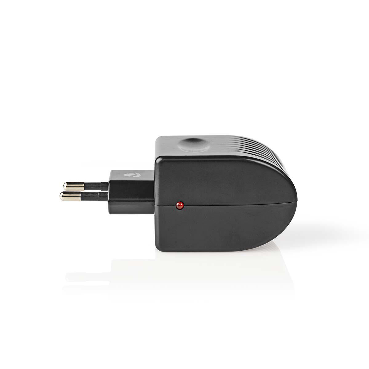 Nedis DC-adapter 220V til 12V væglader sort, europæisk to-benet stik, lille rød indikator, sideview, 12V jævnstrøm.