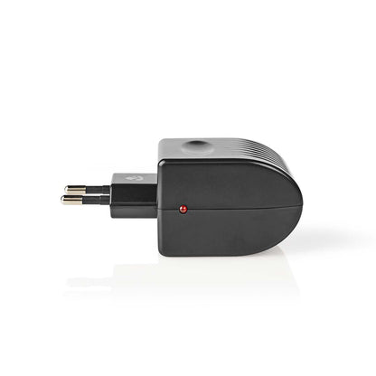 Nedis DC-adapter 220V til 12V væglader sort, europæisk to-benet stik, lille rød indikator, sideview, 12V jævnstrøm.