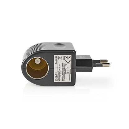 Sort Nedis DC adapter 220V til 12V med europæisk stik og enkelt udtag, teknisk info og certifikationslogoer synlige.