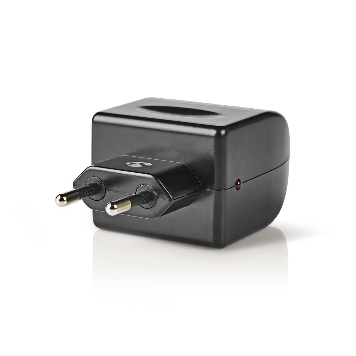 Nedis DC adapter sort, kompakt 220V til 12V med to-benet stik og sideventil, vinkelvisning.