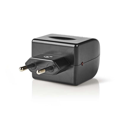 Nedis DC adapter sort, kompakt 220V til 12V med to-benet stik og sideventil, vinkelvisning.