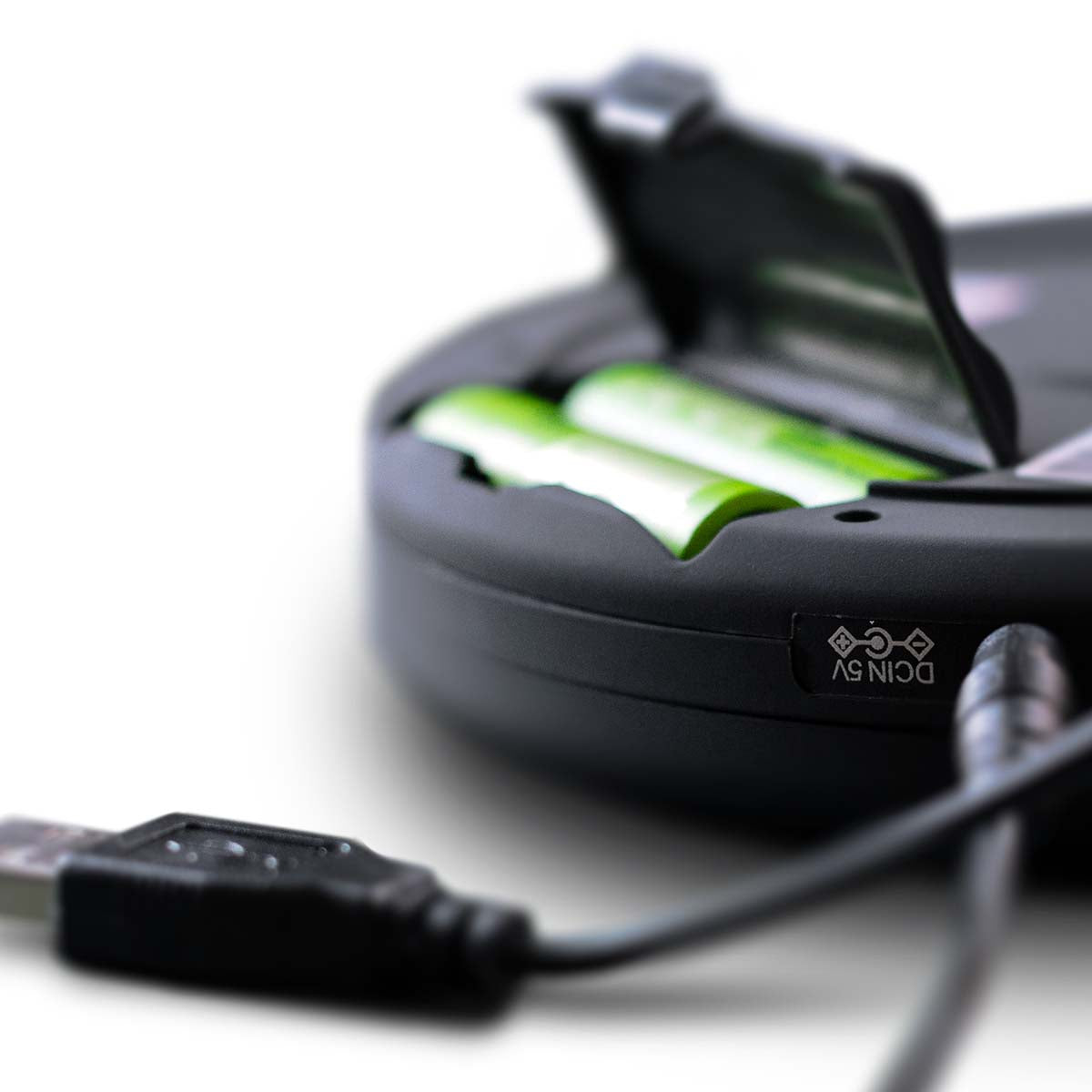Lenco bærbar Bluetooth CD-MP3-afspiller sort, åben batteriklap med grønne AA-batterier og USB-kabel til DC 5V input.