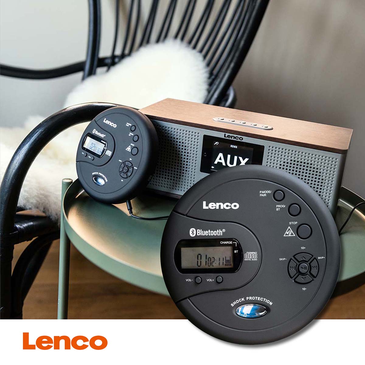 Lenco bærbar Bluetooth CD-MP3-afspiller sort med antishock, LCD-skærm ved siden af højttaler med AUX-indgang, Lenco-logo synligt.