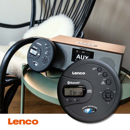 Lenco bærbar Bluetooth CD-MP3-afspiller sort med antishock, LCD-skærm ved siden af højttaler med AUX-indgang, Lenco-logo synligt.