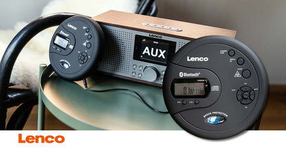 Lenco bærbar Bluetooth CD-MP3-afspiller sort med antishock og digitalt display ved siden af sort Lenco radio med AUX-indgang.