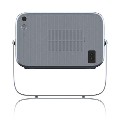 Lenco LCF LPJ-960SI Smart Wifi projektor sølv, rektangulær, ribbet overflade, afrundede kanter, frontknapper, ventiler og strømstik.