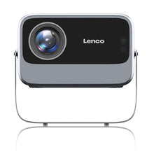 Lenco LCF LPJ-960SI Smart Wifi projektor front, stor linse til venstre, Lenco-logo til højre, monteret på metalstativ.