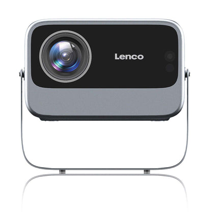 Lenco LCF LPJ-960SI Smart Wifi projektor front, stor linse til venstre, Lenco-logo til højre, monteret på metalstativ.