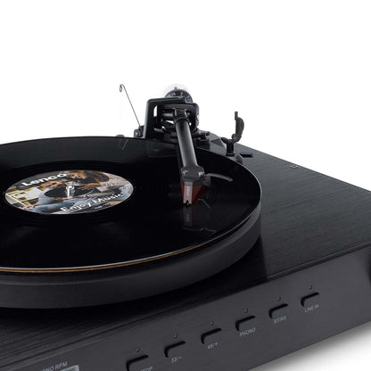 Lenco Pladespiller 2 x 110W med Ortofon 2M Red Black pickup, snurrende vinyl, tonearm over plade, frontknapper vises.