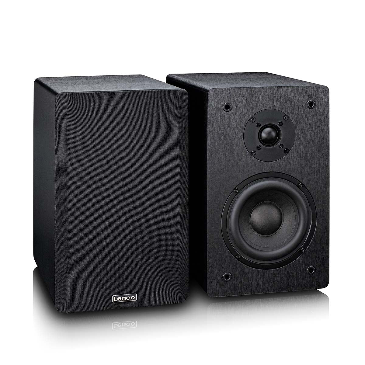 Lenco højtalere i sort, en med synlig woofer og diskant, en med stofcover og Lenco-logo, rektangulære.