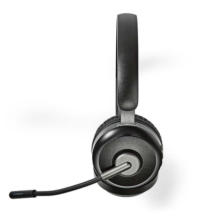 Nedis Bluetooth on-ear stereo headset i sort med hurtig mikrofonbom, polstrede ørepuder og justerbar hovedbøjle.