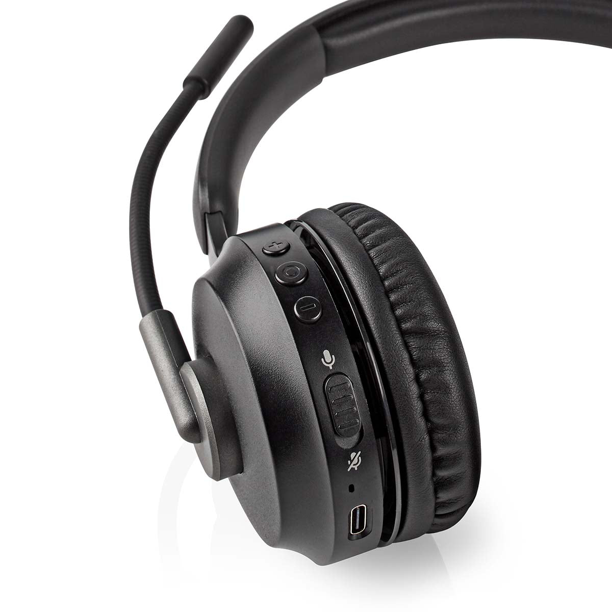 Nedis Bluetooth on-ear PC-headset, stereo, sort med kontrolknapper på ørekoppen, USB-C port og fleksibel mikrofonarm.