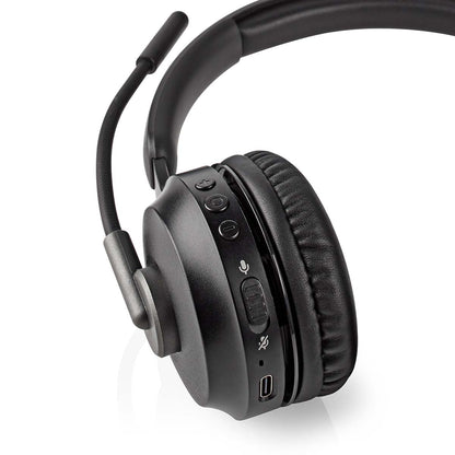 Nedis Bluetooth on-ear PC-headset, stereo, sort med kontrolknapper på ørekoppen, USB-C port og fleksibel mikrofonarm.