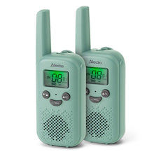 Grønne håndholdte walkie-talkier PMR446 med antenner og digital skærme side om side.