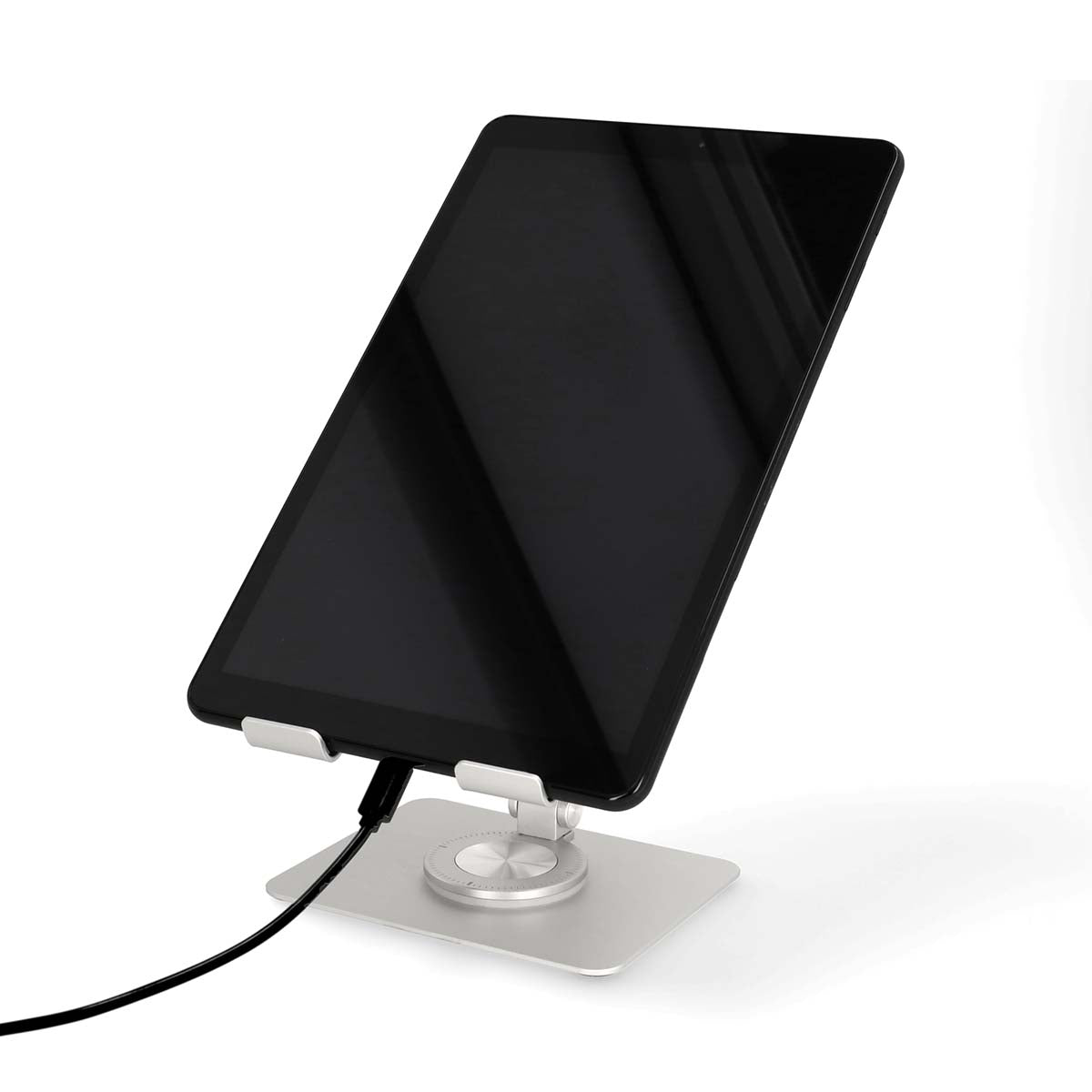 Tablet på Tabletstativ Sølv med opladerkabel tilsluttet.