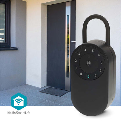 SmartLife Nøgleboks Bluetooth udendørs foran grå hoveddør, sort design, adgangskontrol.