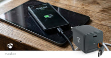 USB-C oplader 30W 0,75m med to porte, sort kabel oplader smartphone på tablet, indbygget kabel synligt.