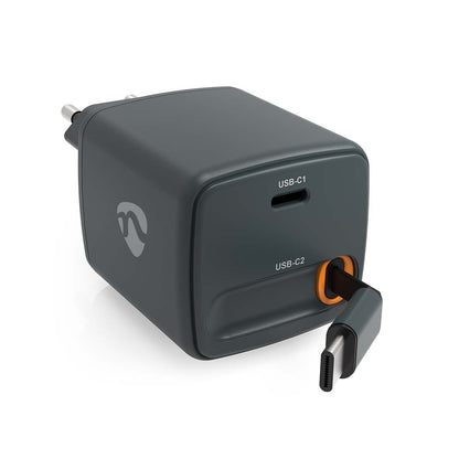USB-C oplader 30W, til USB-C porte (C1, C2) med GaN, delvist isat kabel i C2, kompakt rektangulær mørkegrå.
