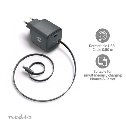 USB-C oplader 30W med 0,75 m hurtigt kabel, oplader telefoner og tablets samtidig, brandlogo nederst til venstre.