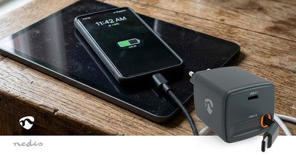 USB-C Oplader 65W 0.75M sort vægoplader på træbord, smartphone oplades via sort USB-kabel på tablet.
