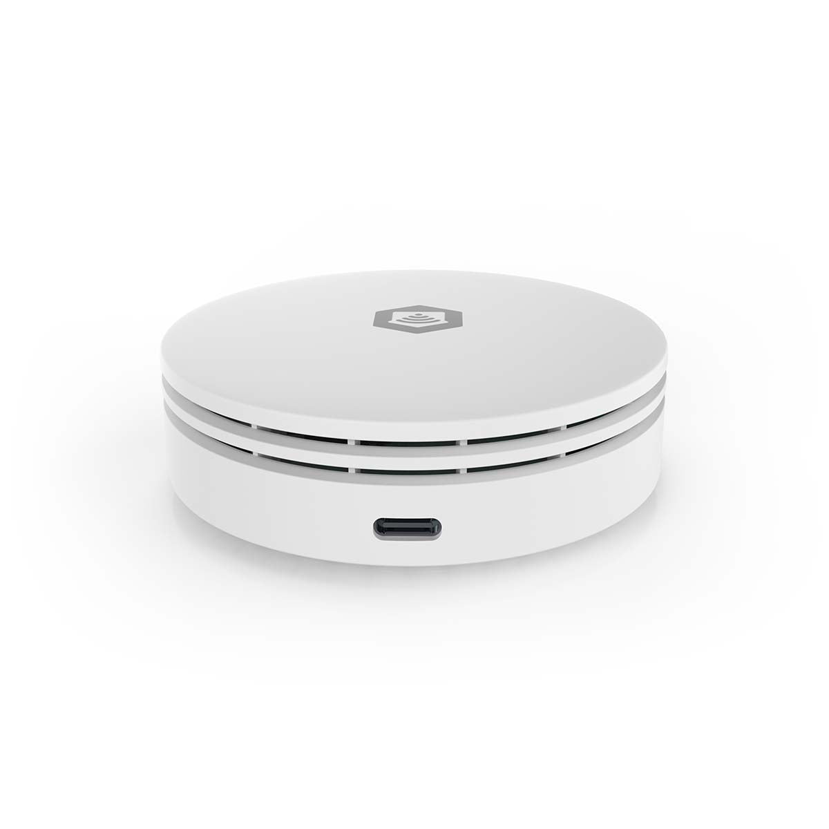 SmartLife CO₂ måler rund hvid med tynde horisontale ventilationsriller, USB-C-port foran og lille sekskantet logo.