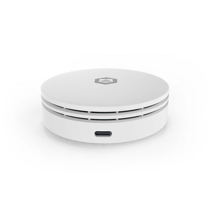 SmartLife CO₂ måler rund hvid med tynde horisontale ventilationsriller, USB-C-port foran og lille sekskantet logo.