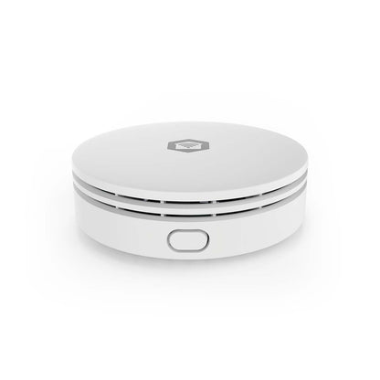SmartLife luftkvalitetsmåler, rund hvid med central knap, ventilationsslidser og sekskantet logo, app-kompatibel.