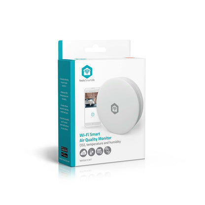 SmartLife luftkvalitetsmåler med produktnavn, ikoner og smartphone, der viser luftdata via SmartLife-appen.