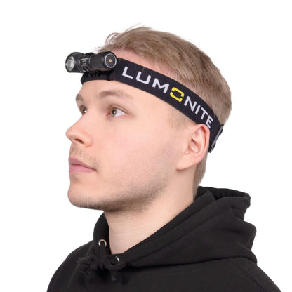 LUMONITE Vector V2 pandelampe 500 lm IPX8 på sort "LUMONITE" pandebånd, bæres over sort hættetrøje.