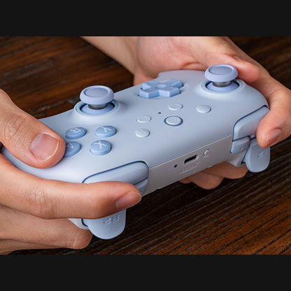 8Bitdo Ultimate 2C Trådløs controller til Nintendo Switch blå, ses forfra med knapper, sticks og triggere tydeligt.